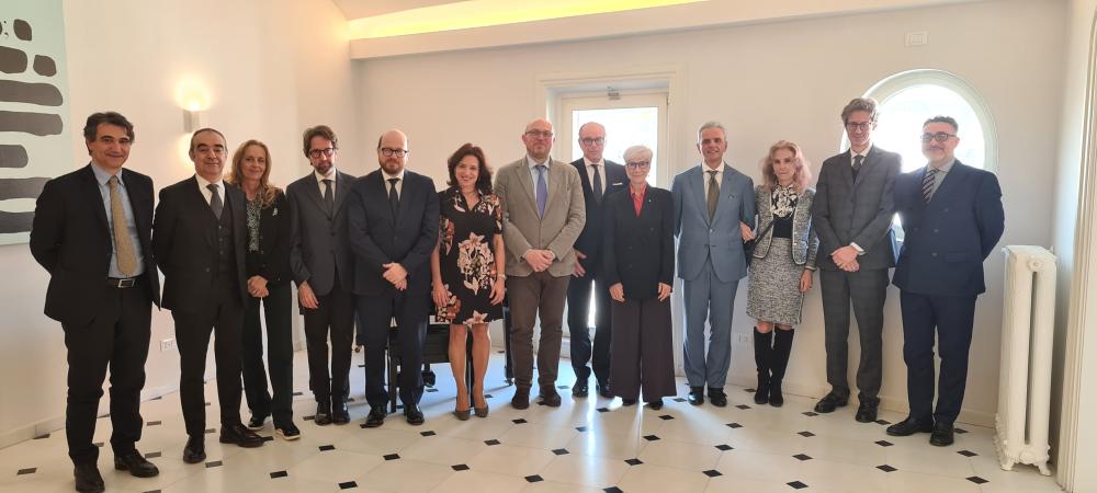 Il Presidente della Repubblica Sergio Mattarella con i membri del Comitato direttivo al Decennale della Scuola (2)